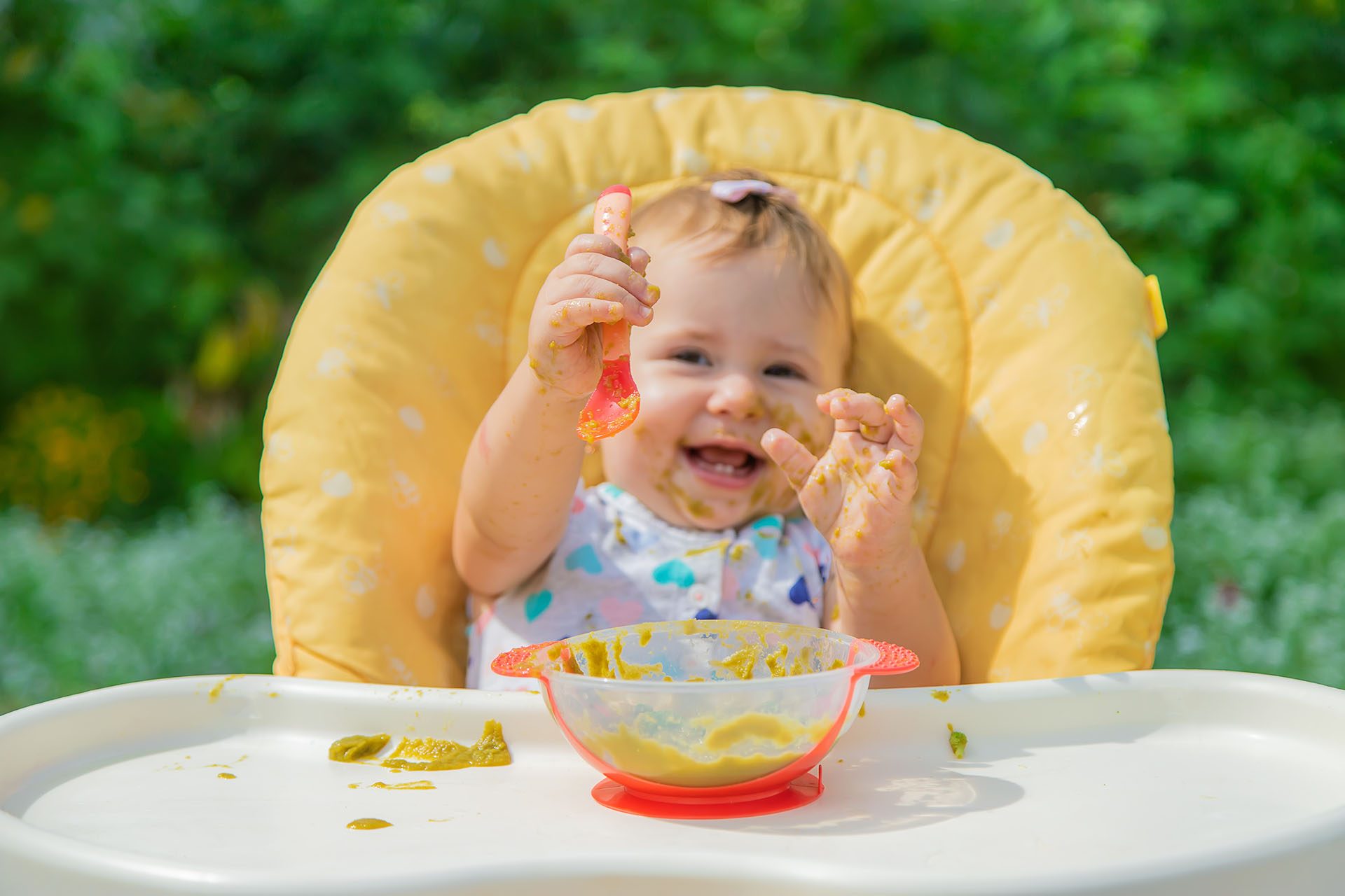 Babyvoeding baby eten vuil