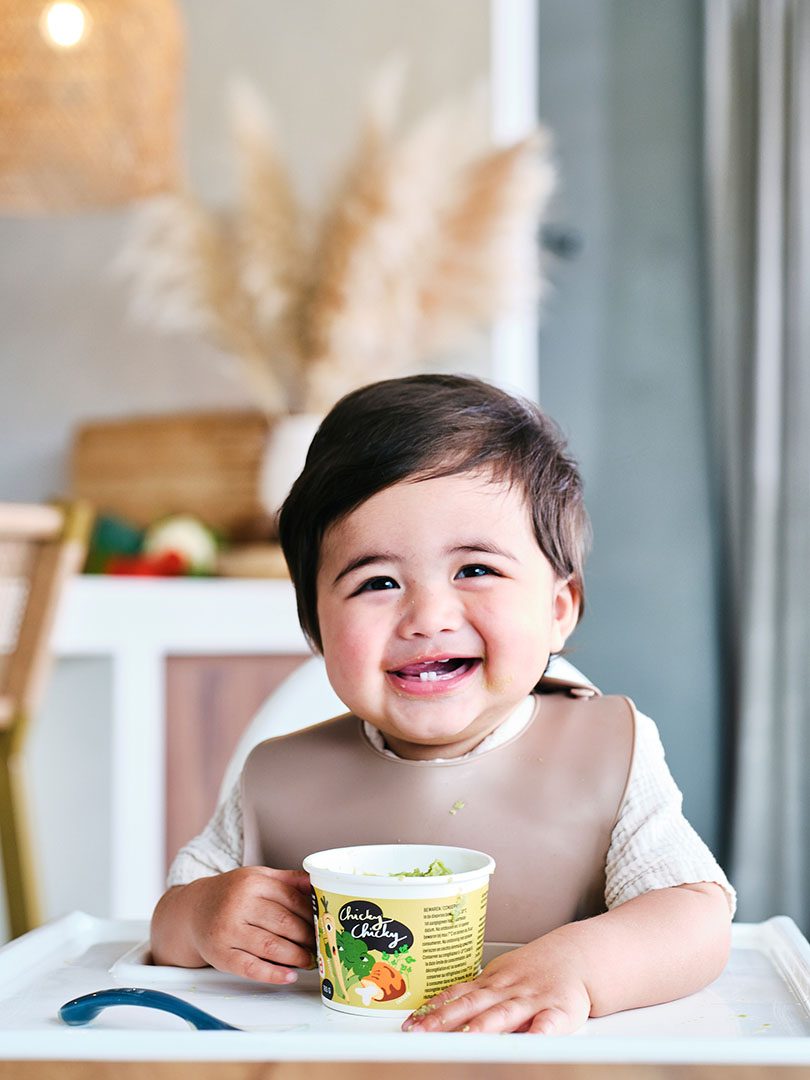 Baby vrolijk eten maaltijd kip